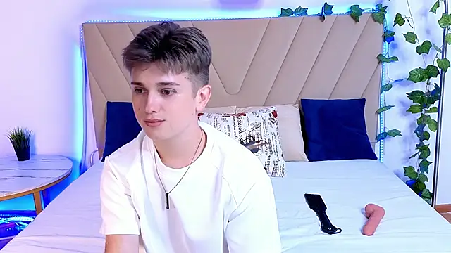 Miless Cooper online show from August 4, 3:56 am