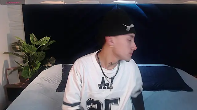 Spencerwhite  online show from June 16, 10:23 pm