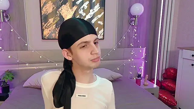 Bimbo boy  online show from May 18, 1:50 pm