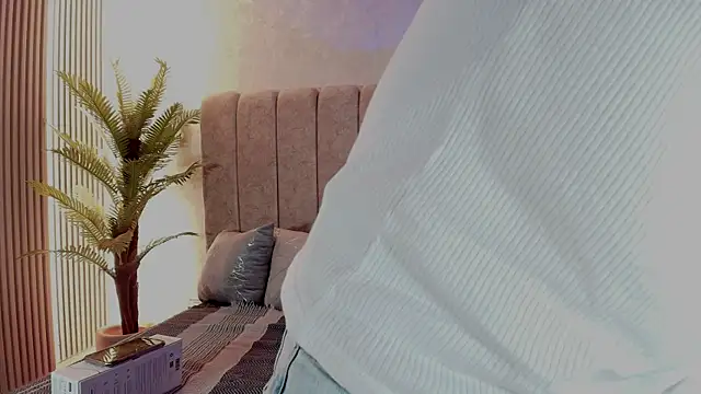 May Lyonheart online show from July 8, 1:09 am