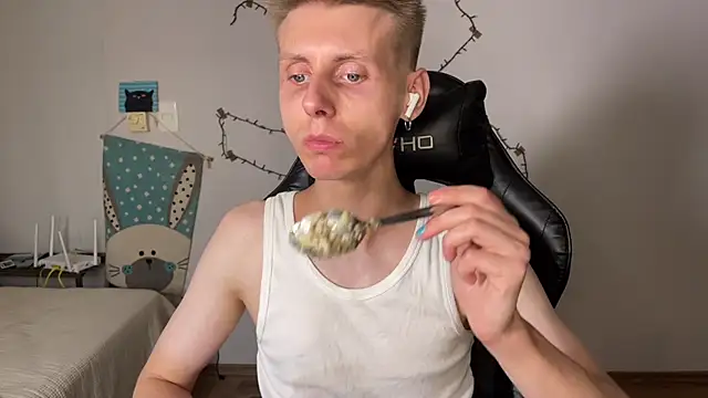 vladdymeow online show from February 18, 12:37 am