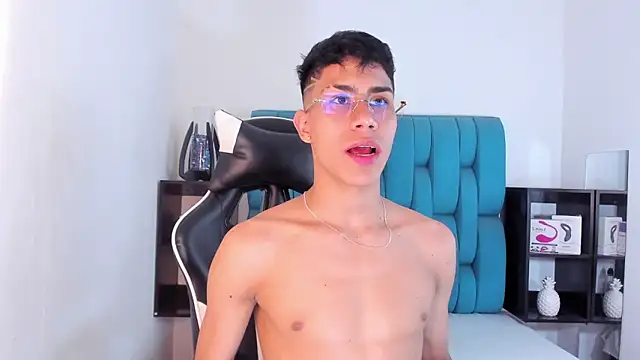 Snapshot of AlanNaughty chatting on February 21, 10:04 pm AlanNaughty online show from February 21, 10:04 pm