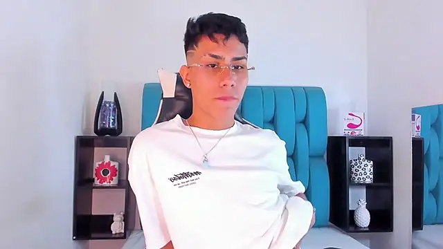 Snapshot of AlanNaughty chatting on January 25, 10:18 pm AlanNaughty online show from January 25, 10:18 pm