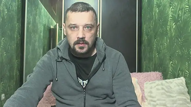 Snapshot of DanielOhCool chatting on December 16, 9:35 am DanielOhCool online show from December 16, 9:35 am