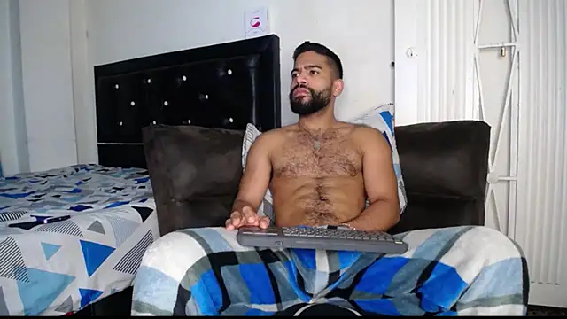 sweatyhairypig23 online show from March 13, 1:43 am