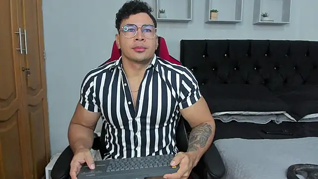 tyler hank01 online show from December 4, 11:17 am