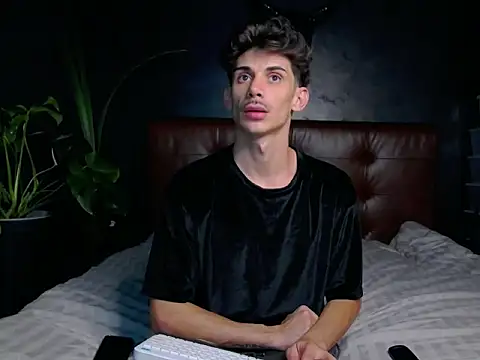 Snapshot of DanielCrush1 chatting on October 4, 6:35 pm DanielCrush1 online show from October 4, 6:35 pm