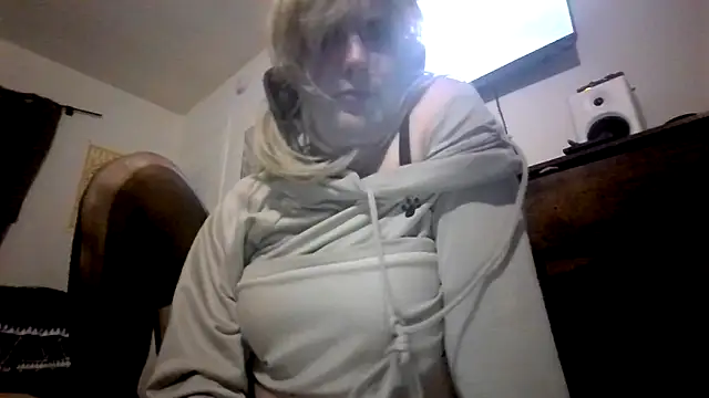 slightlystoneddd online show from April 3, 10:01 am