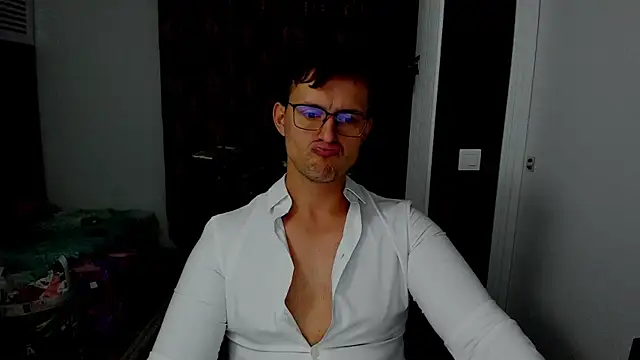 Snapshot of sexxymuscles4u chatting on October 7, 11:47 am sexxymuscles4u online show from October 7, 11:47 am