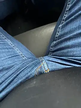 Snapshot of Cezar993 chatting on January 5, 1:47 pm Cezar993 online show from January 5, 1:47 pm