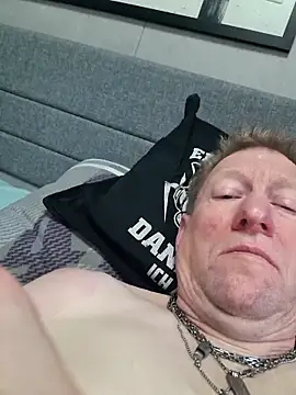 tomtom111111 online show from April 3, 2:03 pm