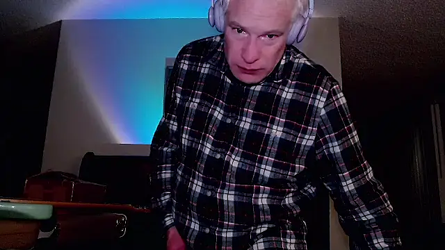 Snarfle82 online show from October 26, 4:36 am