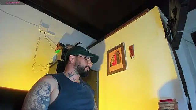 Snapshot of CamiloGray_ chatting on October 6, 2:33 pm CamiloGray  online show from October 6, 2:33 pm