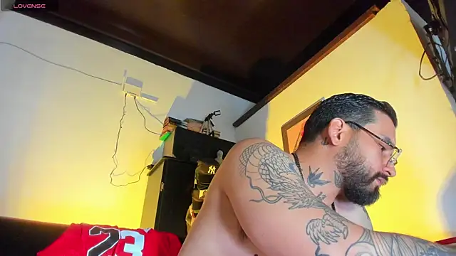 Snapshot of CamiloGray_ chatting on October 5, 2:32 pm CamiloGray  online show from October 5, 2:32 pm