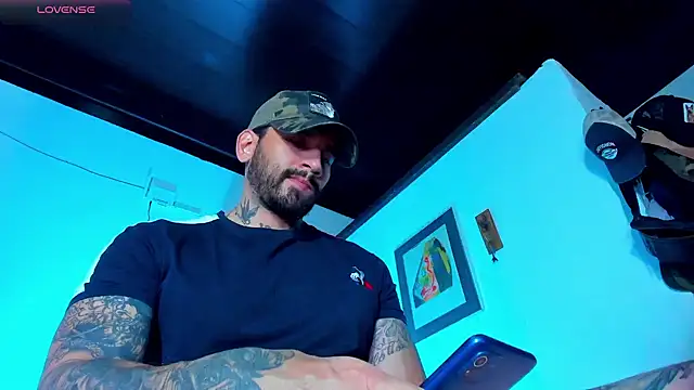 Snapshot of CamiloGray_ chatting on December 3, 1:43 pm CamiloGray  online show from December 3, 1:43 pm