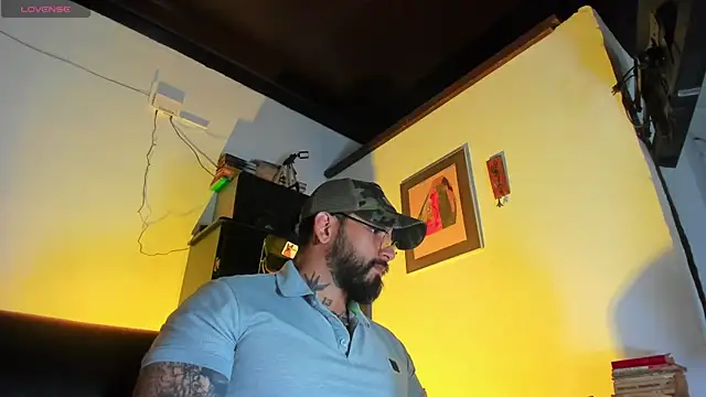Snapshot of CamiloGray_ chatting on October 22, 1:59 pm CamiloGray  online show from October 22, 1:59 pm