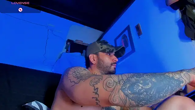 Snapshot of CamiloGray_ chatting on February 27, 2:43 pm CamiloGray  online show from February 27, 2:43 pm