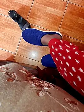 feet toes online show from December 15, 6:21 am