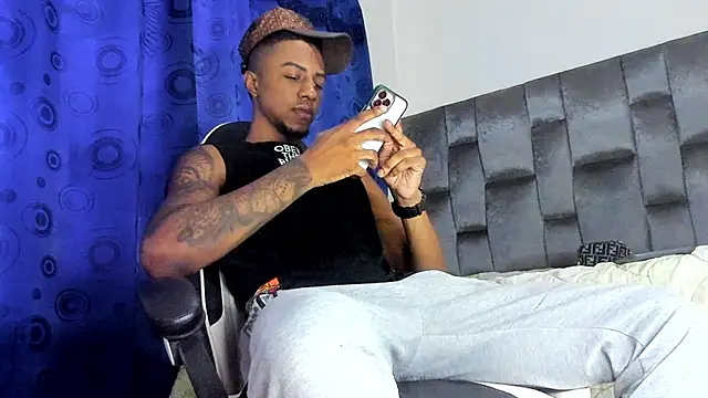 Snapshot of YeremiBrowm chatting on February 6, 8:13 pm YeremiBrowm online show from February 6, 8:13 pm