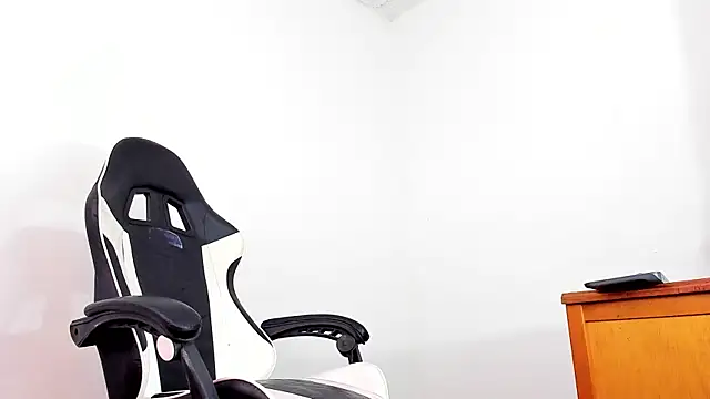 Snapshot of YeremiBrowm chatting on February 17, 8:15 pm YeremiBrowm online show from February 17, 8:15 pm