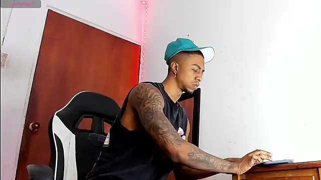 Snapshot of YeremiBrowm chatting on December 4, 3:54 pm YeremiBrowm online show from December 4, 3:54 pm