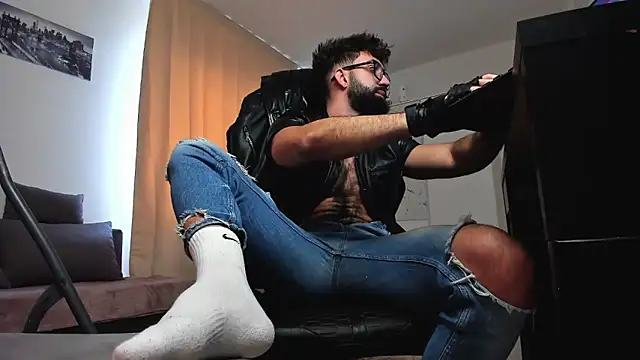 liamaesthetic online show from February 14, 7:58 am