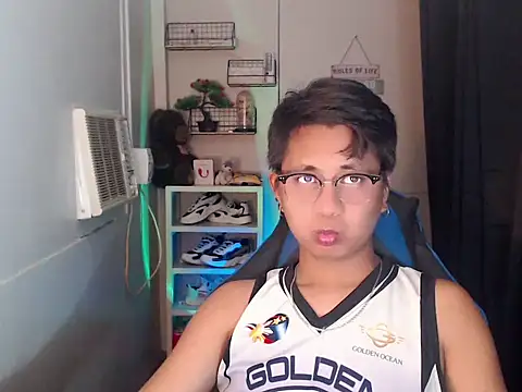 khael moreno online show from December 2, 4:04 am