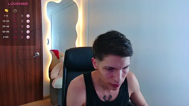 Snapshot of harrisoncuper chatting on January 4, 12:27 am harrisoncuper online show from January 4, 12:27 am