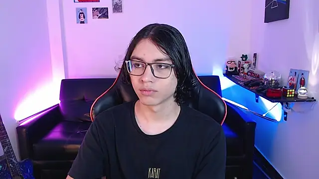 Snapshot of malik_harrison__ chatting on December 24, 3:05 pm malik harrison   online show from December 24, 3:05 pm