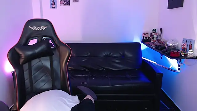 Snapshot of malik_harrison__ chatting on December 16, 2:49 pm malik harrison   online show from December 16, 2:49 pm