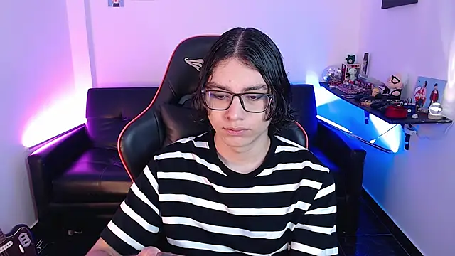 Snapshot of malik_harrison__ chatting on January 2, 3:08 pm malik harrison   online show from January 2, 3:08 pm