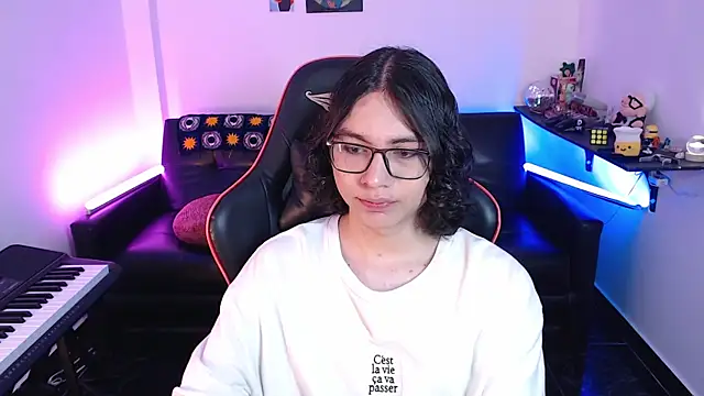 Snapshot of malik_harrison__ chatting on March 16, 2:55 pm malik harrison   online show from March 16, 2:55 pm