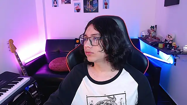 Snapshot of malik_harrison__ chatting on March 18, 3:44 pm malik harrison   online show from March 18, 3:44 pm