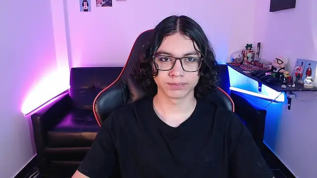 Snapshot of malik_harrison__ chatting on January 31, 2:07 pm malik harrison   online show from January 31, 2:07 pm