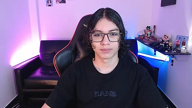 Snapshot of malik_harrison__ chatting on January 28, 2:53 pm malik harrison   online show from January 28, 2:53 pm