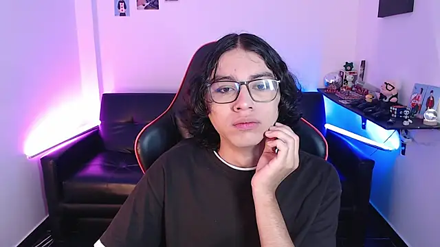 Snapshot of malik_harrison__ chatting on January 21, 1:50 pm malik harrison   online show from January 21, 1:50 pm