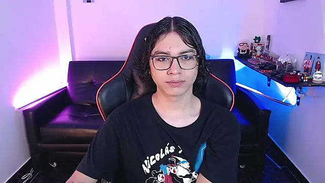 Snapshot of malik_harrison__ chatting on December 18, 2:17 pm malik harrison   online show from December 18, 2:17 pm