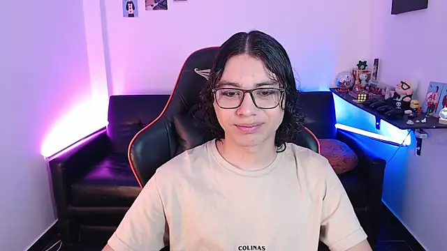 Snapshot of malik_harrison__ chatting on February 3, 2:24 pm malik harrison   online show from February 3, 2:24 pm