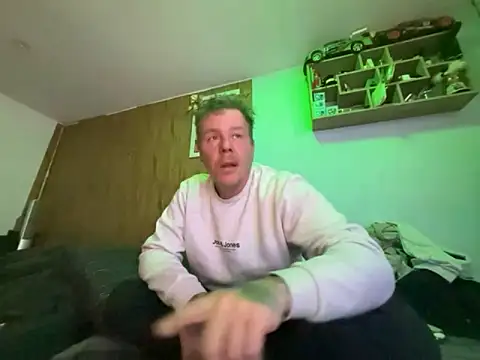 steveindahouse online show from December 3, 4:07 am