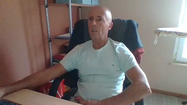 Snapshot of olibrius71 chatting on October 31, 2:20 pm olibrius71 online show from October 31, 2:20 pm