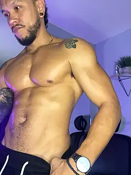 ARON TAYLER01 online show from October 18, 10:53 am