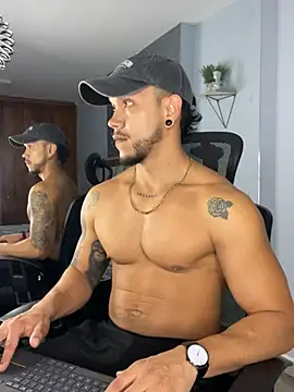 ARON TAYLER01 online show from March 14, 12:40 pm