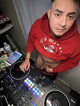 Snapshot of PeterGrandee chatting on December 24, 10:17 pm PeterGrandee online show from December 24, 10:17 pm