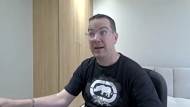 BrettJ81 online show from November 12, 3:18 pm