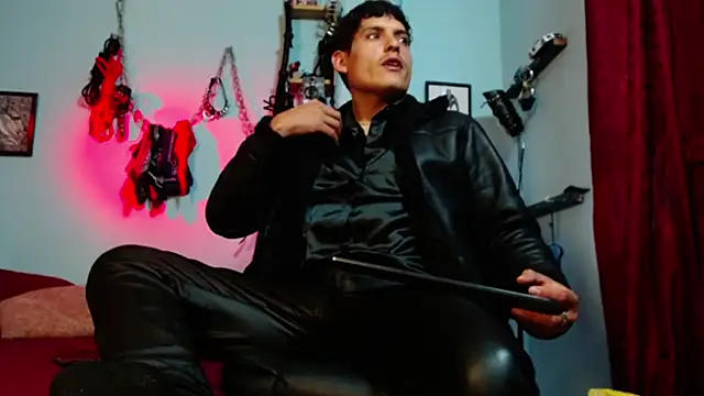 dom2travelersss online show from April 16, 7:47 pm